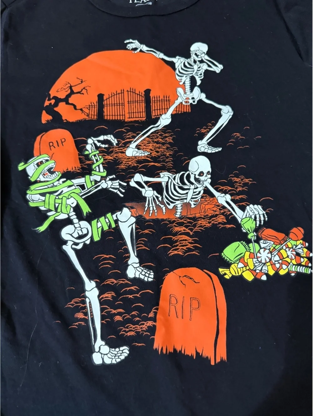 Children’s place skeleton graveyard Halloween candy t shirt size medium 7/8